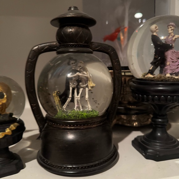 3 set Skeleton Snow Globe with Black Base different scenes dancing love skulls - Picture 5 of 6